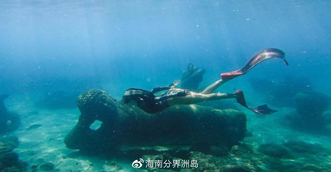 女博主引导网友翻围栏闯军事重地，被质疑目的不单纯